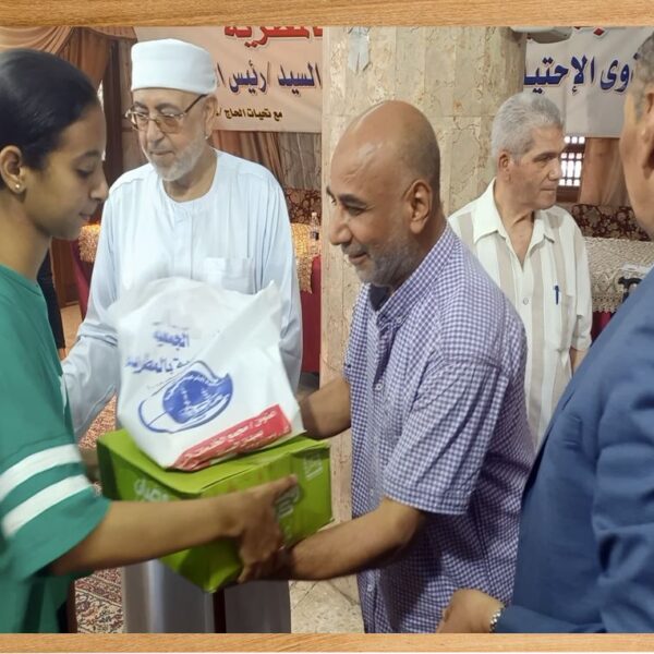 توزيع الهدايا على ذوى القدرات الخاصة بالجمعية الشرعية بالمطرية